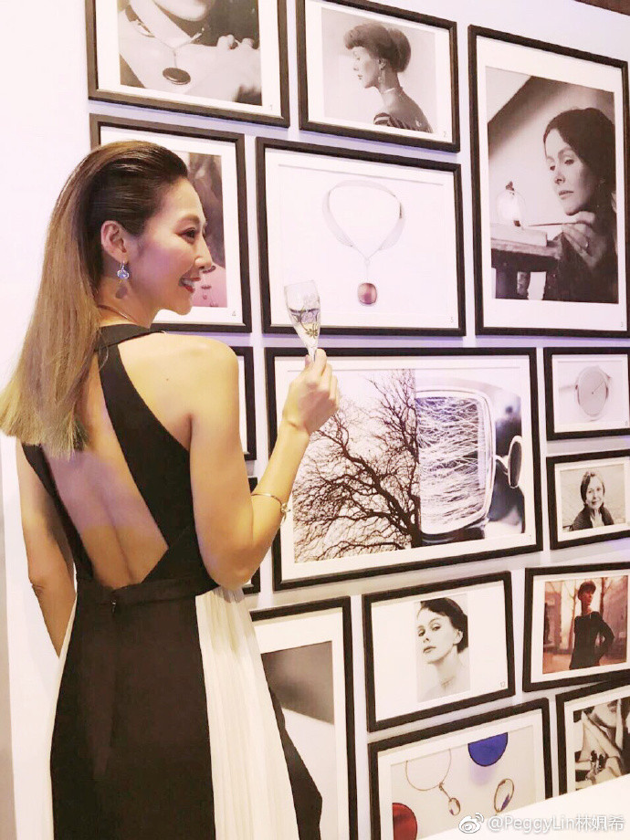 被公公批衬衣领子太低，何润东太太顽皮应对，公公哭笑不得