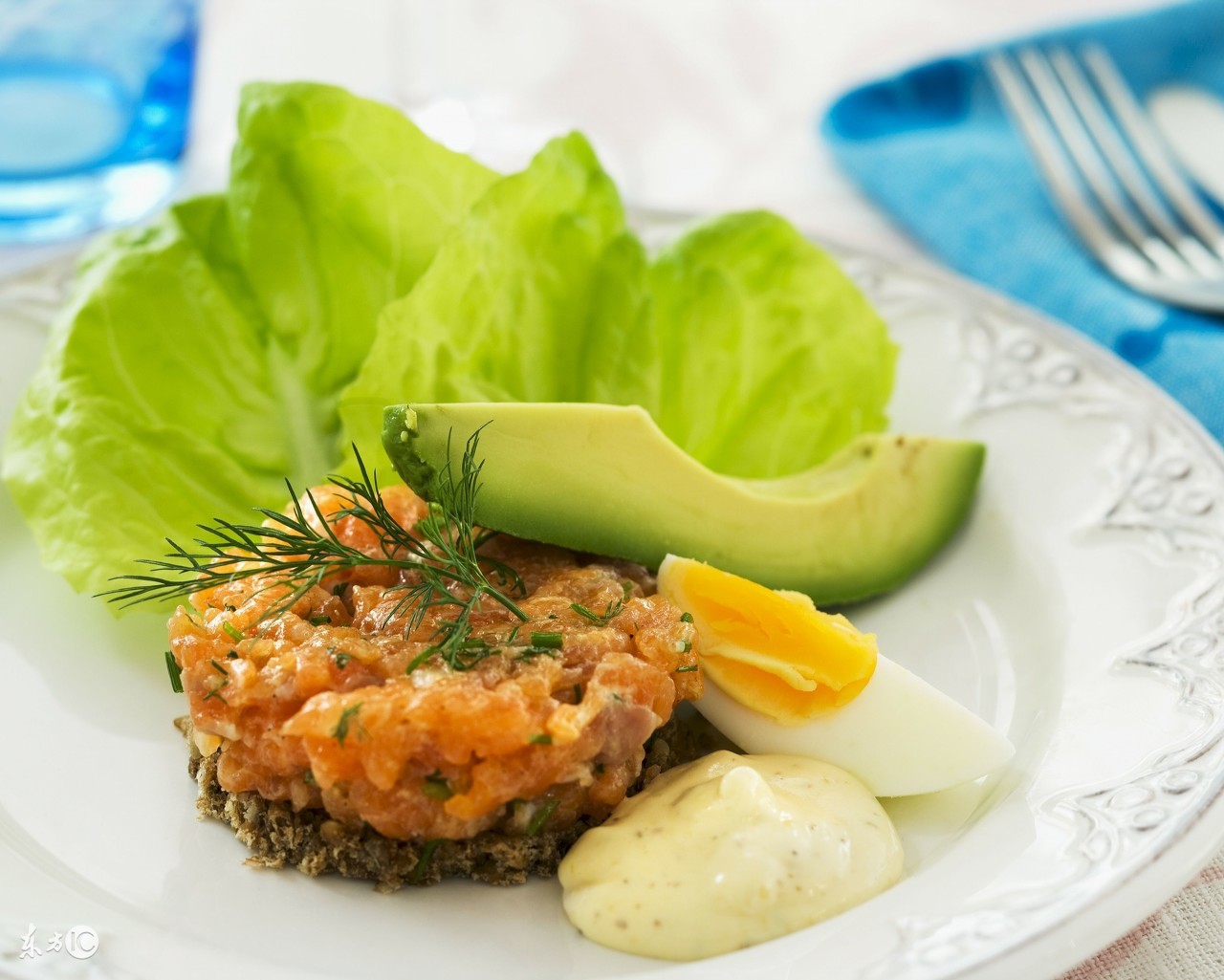 脸上长斑长痘应该用什么化妆品,长痘长斑出油用什么护肤品