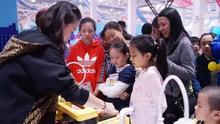 西安这个欢造节结束了熊孩子们还没有玩够