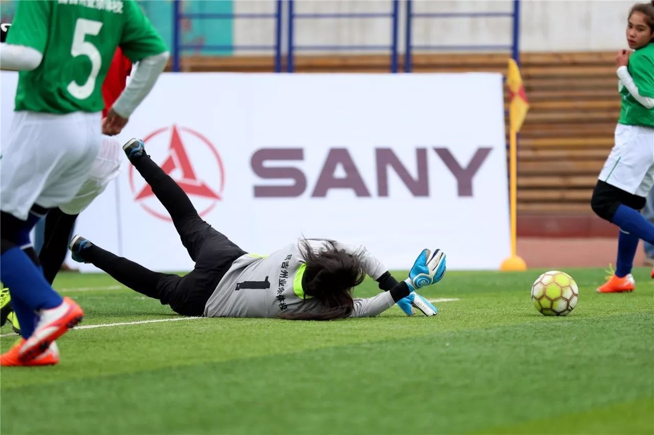 *疆新**校园足球涌现出美女门神素颜不输迪丽热巴赛场不惧男足小将