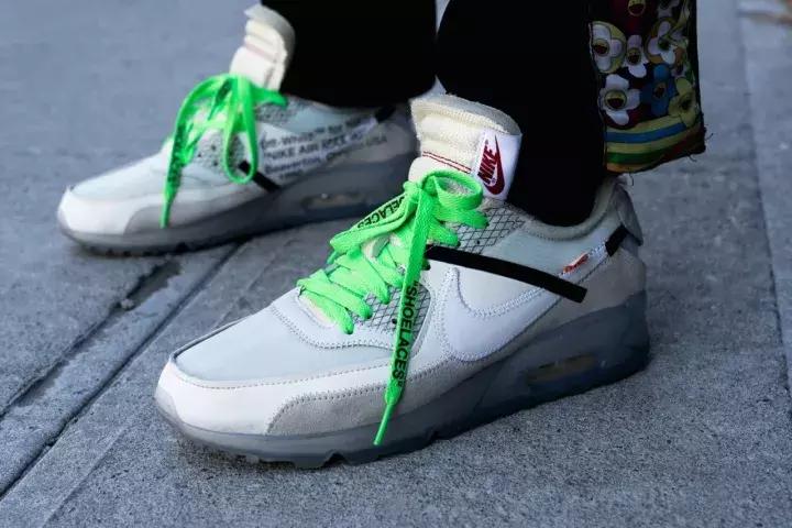 一件t恤才400,supreme经典款t恤