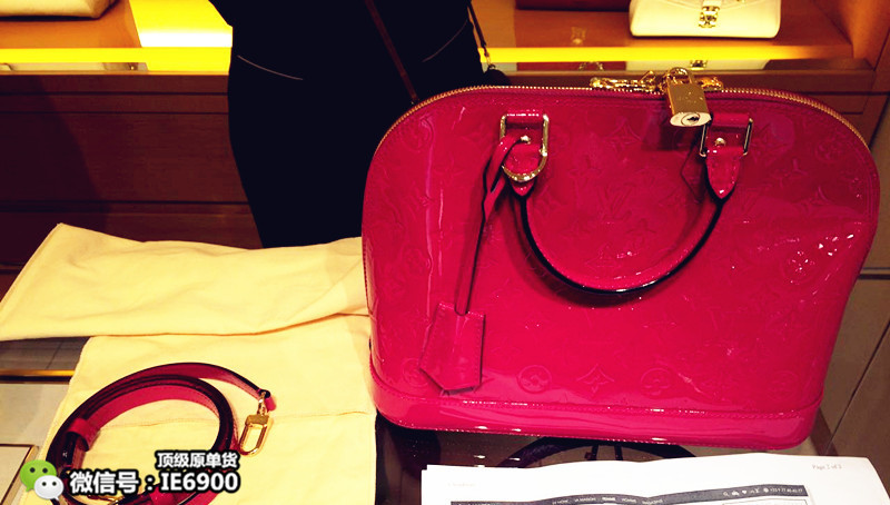 年入百万美女销售,年入百万的美女