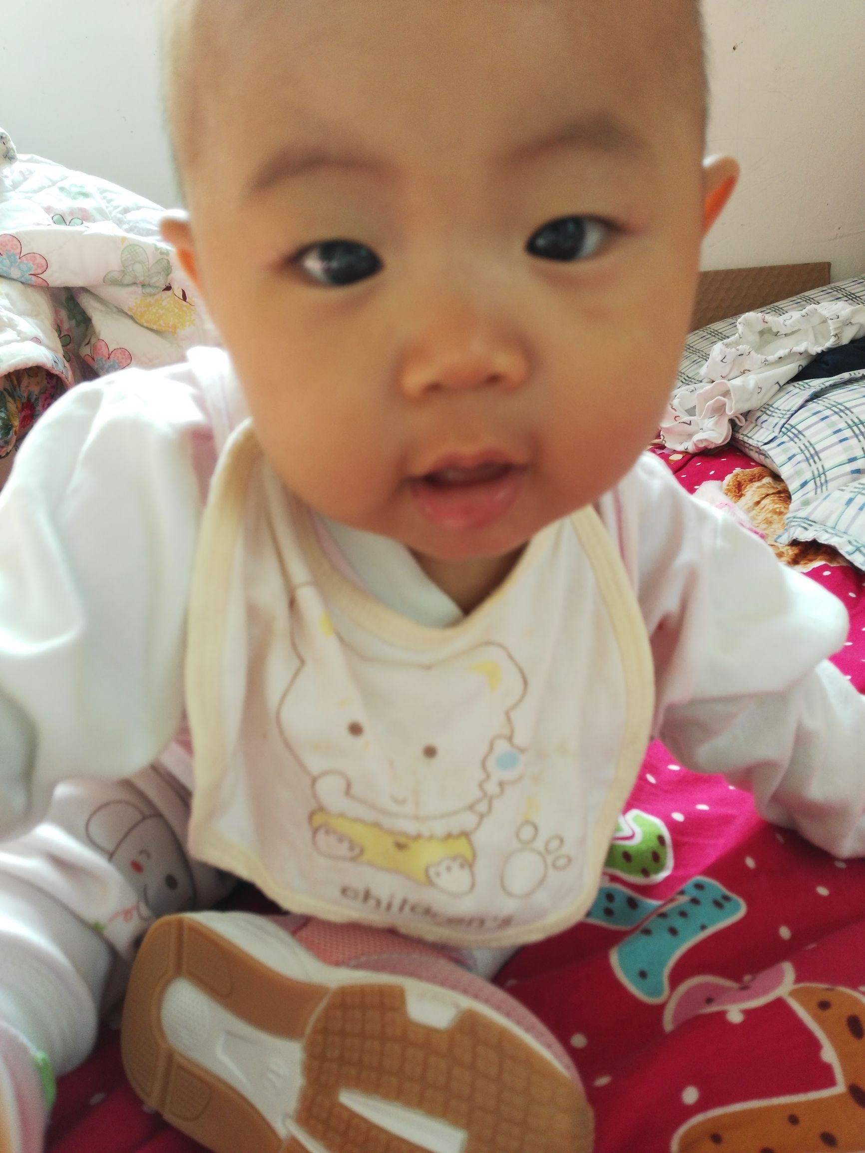 宝宝哭闹不让抱怎么安抚,宝宝闭着眼哭不让把尿怎么办