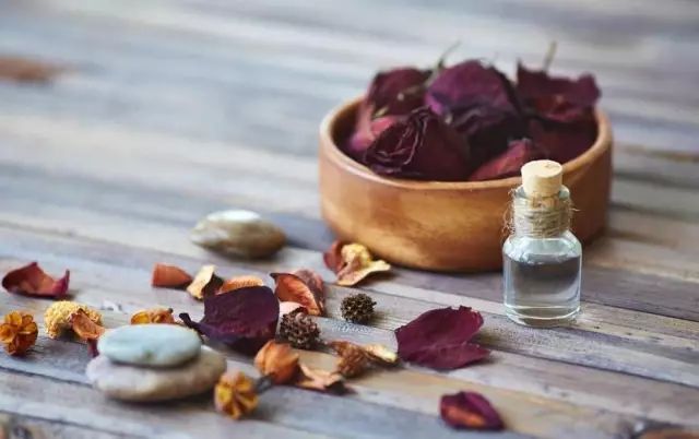 秋高气爽，精油的三种方法可以摆脱皮肤干燥、情绪紧张的困扰