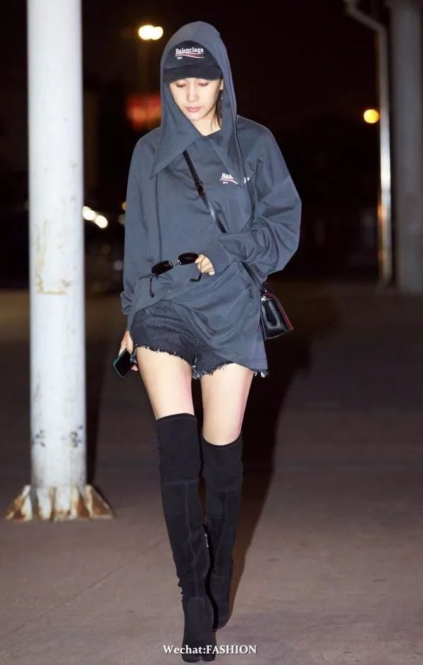 秋款卫衣女装搭配,早秋女装潮牌卫衣搭配什么裤子