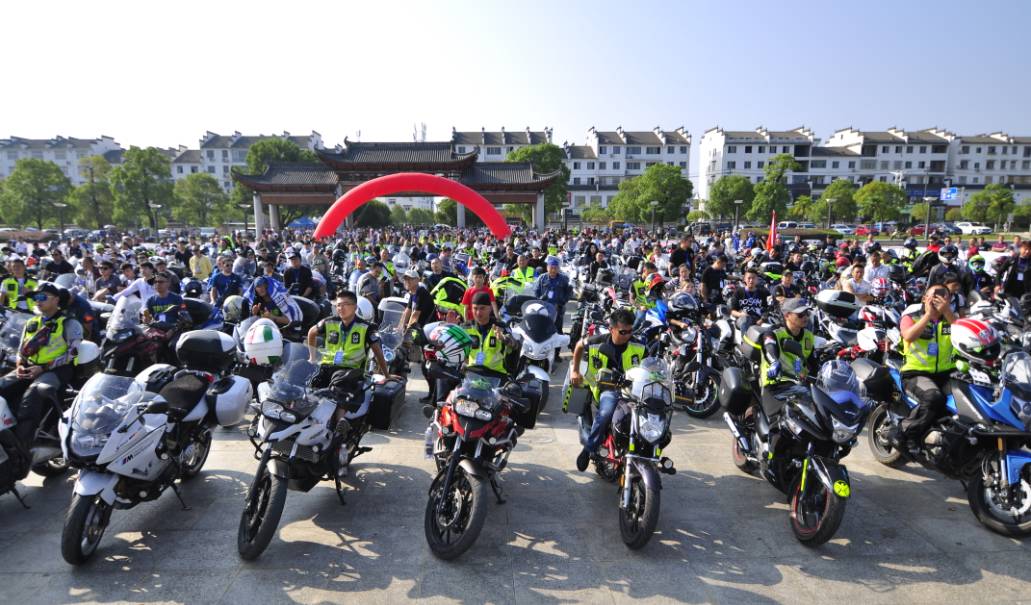 「国庆第7天」婺源又一大事发生，500铁骑进村赏秋