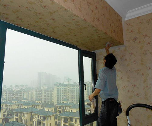 入住以后墙顶乳胶漆开裂怎么处理,用了除霉剂墙面开裂起泡怎么办