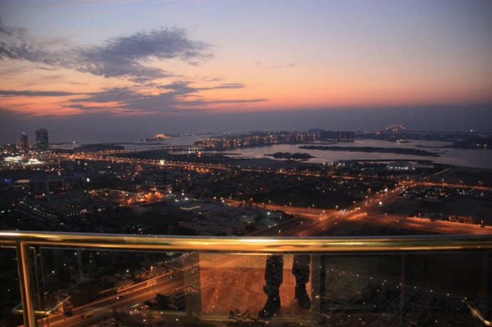 乘着地铁，乐购迪拜