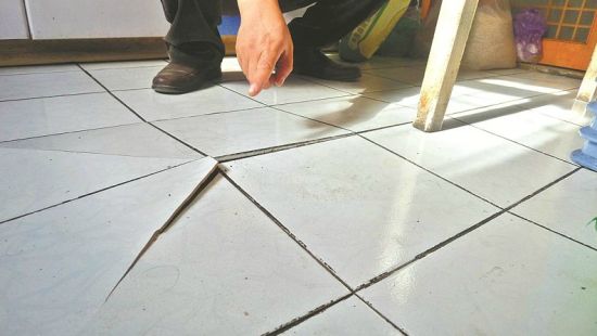 地板砖翘起来重新粘怎么做,地板砖拱起来了需要全部换吗