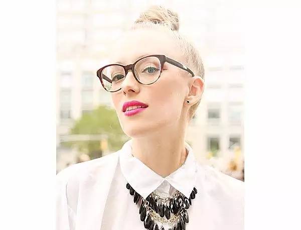 小学生怎么穿潮流时代的衣服 (小学生减龄时尚衣服)