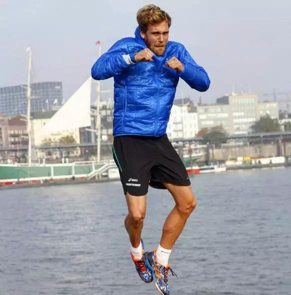 他是一位德国帅哥，因为跑步在Instagram上获得了51万