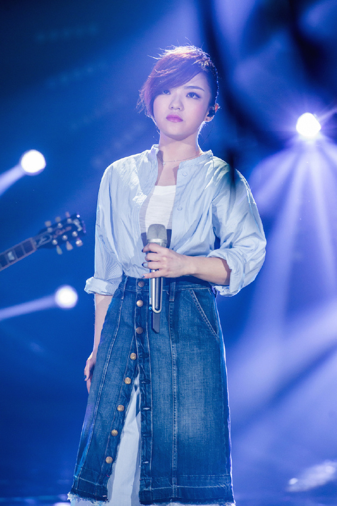 她只有154大饼脸、短粗腿，但她超会穿，比你漂亮10倍！