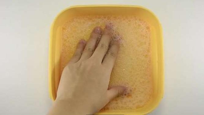 强力胶滴到手上怎样处理,胶水粘住手怎么办小妙招