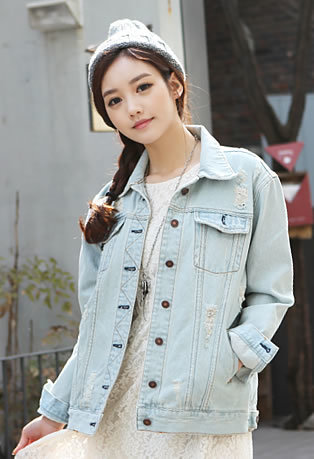 孙允珠露肩牛仔连衣裙,孙允珠破洞毛线衣配湛蓝方格裙