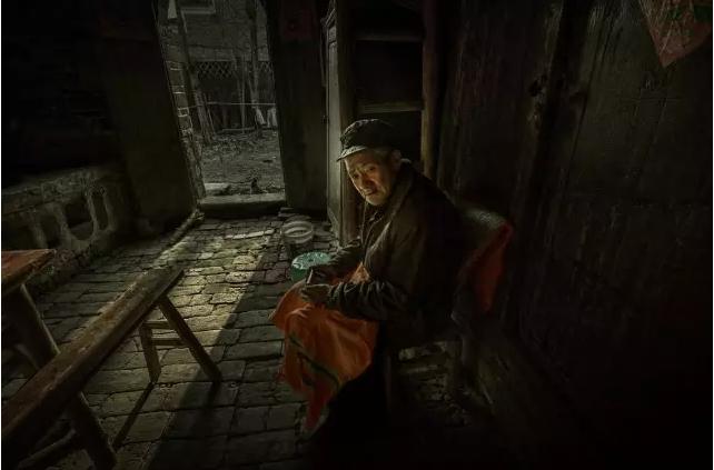 邻居老陈帮我送文件,邻居老陈贪便宜吃大亏