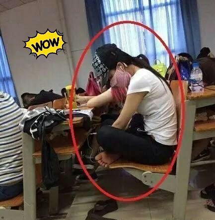 泡菜韩国的设计真是看不懂，这样的黑毛衣竟被穿出不是凡人的感觉