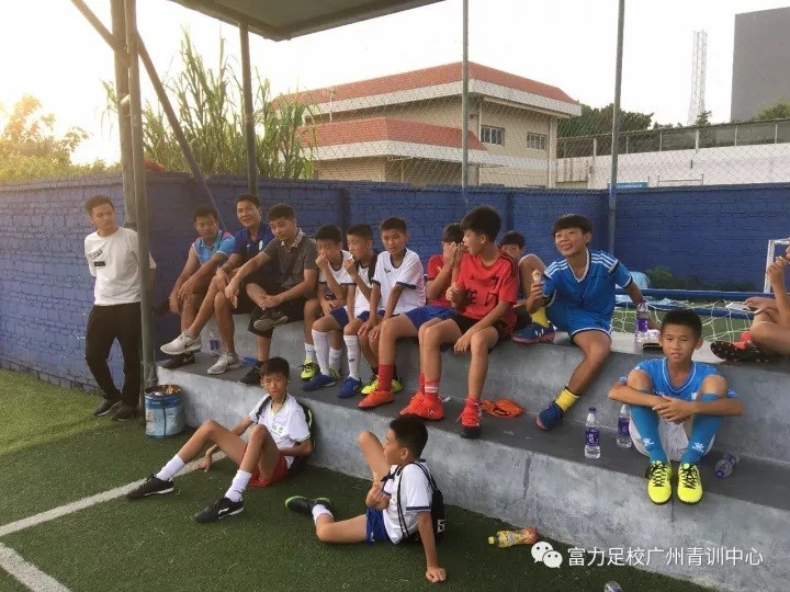 富力青年足球拉练,富力足球学院训练