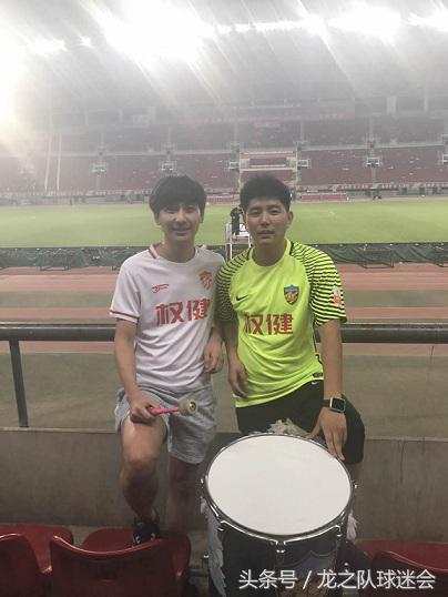 球迷故事完整视频,天津德比张鹭扔队旗视频