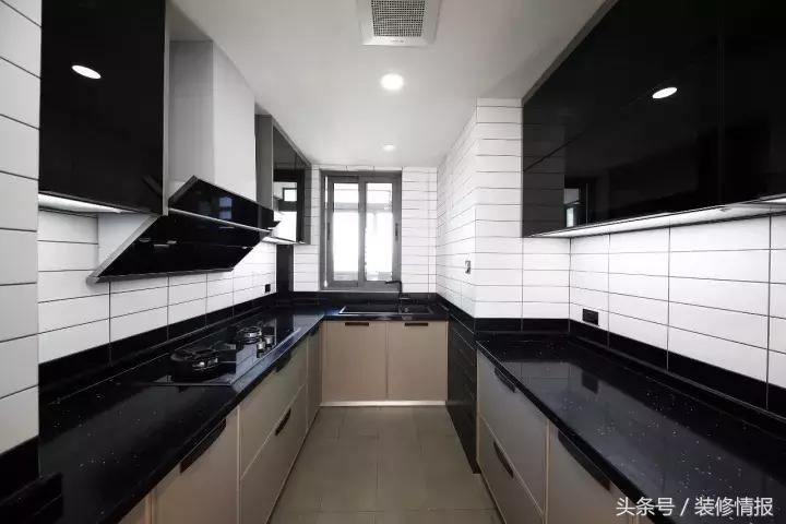 她家竟然有两个衣帽间、两个厨房！