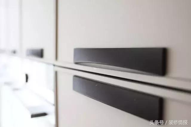 她家竟然有两个衣帽间、两个厨房！