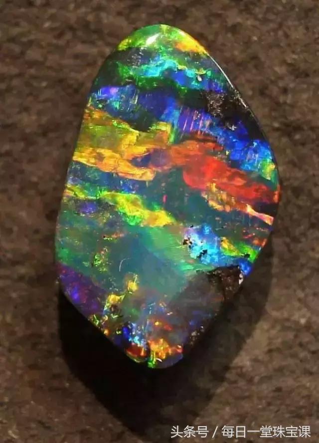 怎样挑选黑欧泊和白欧泊,如何挑选欧泊