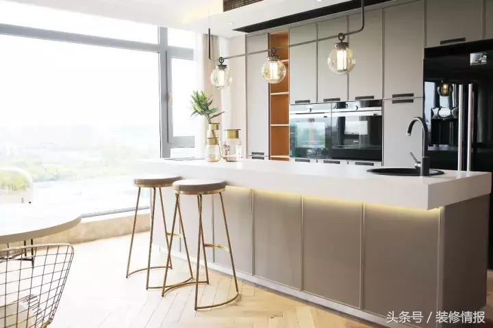 她家竟然有两个衣帽间、两个厨房！