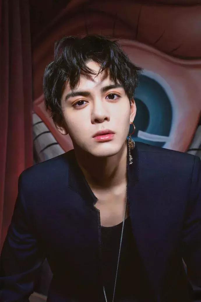 国字脸怎么变成v型脸型,国字脸修饰脸型的发型