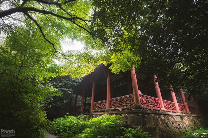 宝马X6，不谈性能如何！自驾遇上大雨还被拍成大片，颜值绝对够！