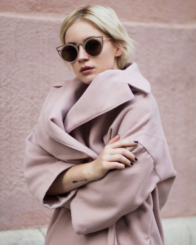 粉色大衣怎么搭配衣服好看,粉色大衣的里面怎样搭配好看