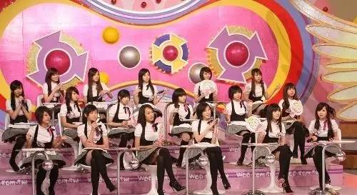 笑到躺地上,笑到趴在地上的视频