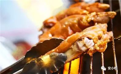 原汁原味的烤猪蹄,用一餐热腾腾的美食迎接冬至