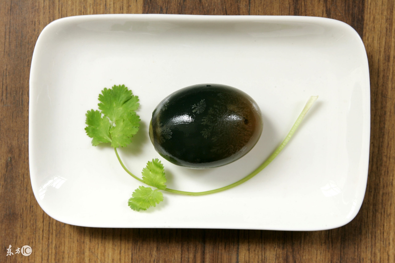 女人吃皮蛋有什么好处与坏处,皮蛋对肺结节肝囊肿有坏处吗