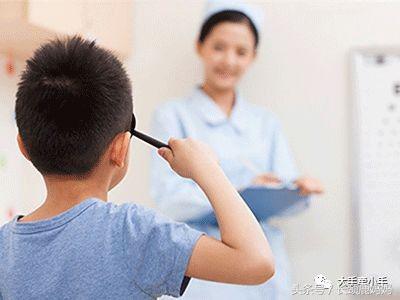 小孩刚刚发现近视怎么预防,孩子出现近视的前兆家长要注意了
