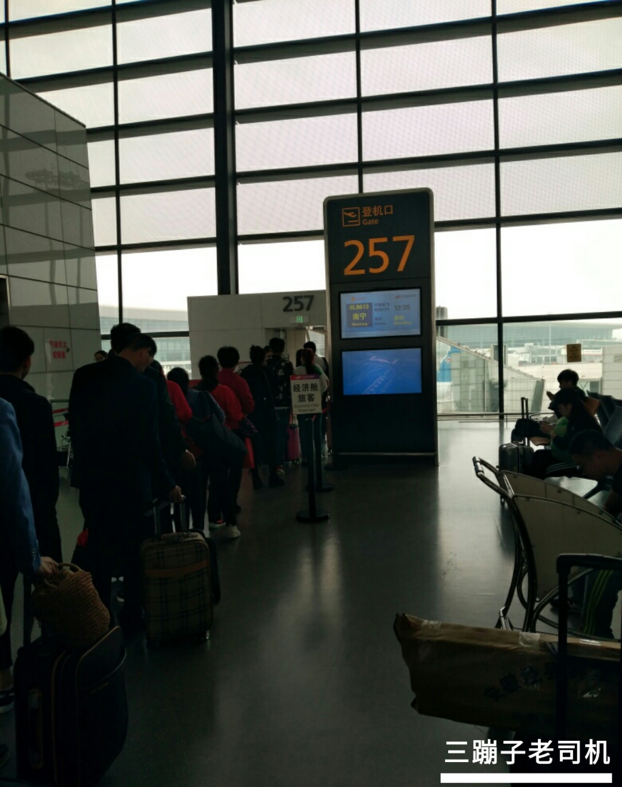 第一次坐飞机不尴尬乘机最全流程,第一次坐飞机详细流程需要带什么