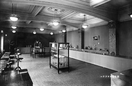 凭借《周易》，他23岁创办了日本第一化妆品品牌