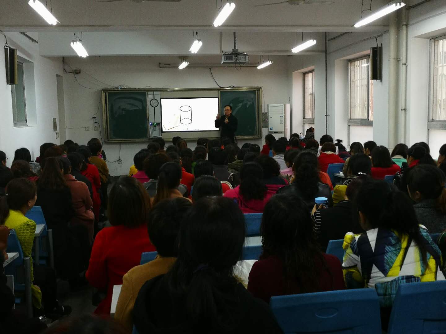 富平县东区小学开展“电子白板来助力课堂教学更精彩”交互式电子白板使用培训