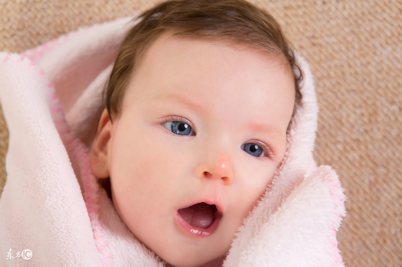 一个月宝宝脸蛋发红粗糙起皮,8个月宝宝脸上泛红起皮有疹子