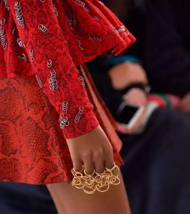 刘雯背的新款包是什么品牌,刘雯背过的一款蔻驰的包包