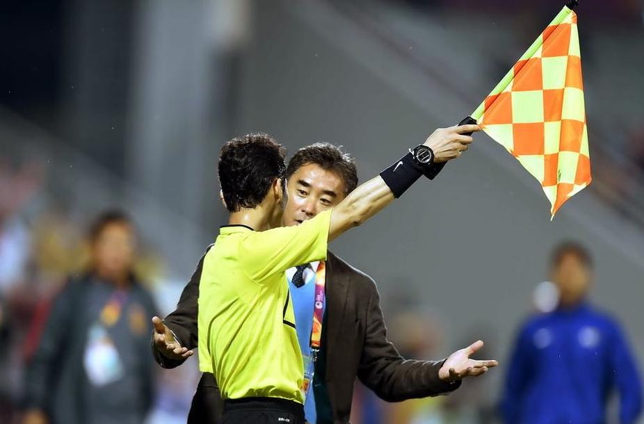 跟一个不懂足球的人谈越位,啥是足球越位