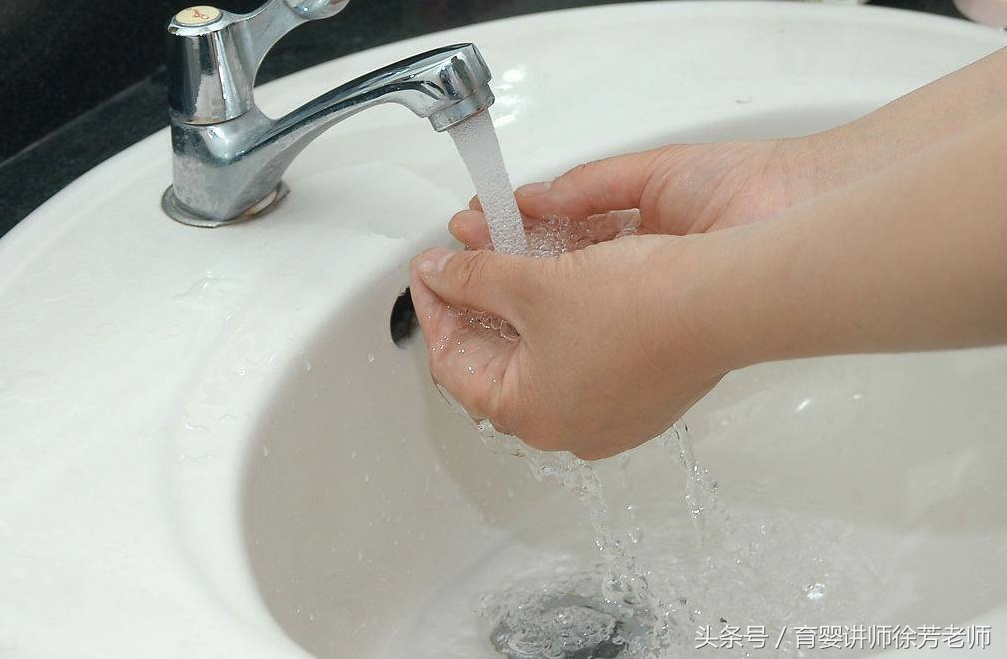 宝宝嘴巴外面白白的是怎么回事,宝宝嘴巴旁边有白白的一片是什么