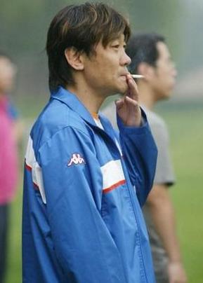 谁说运动员不沾烟酒？姚明都有烟史，国足无兄弟不烟酒！