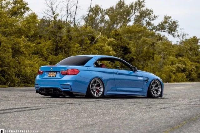 改装的宝马m4直接趴在地上了,普通的宝马m4可以开敞篷