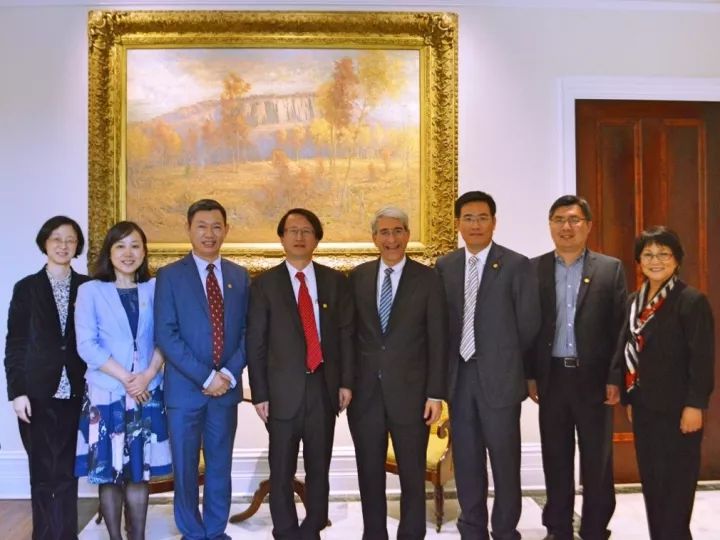 浙江大学校长给哈佛校长送了一副“看不懂”的字？你看懂了吗？