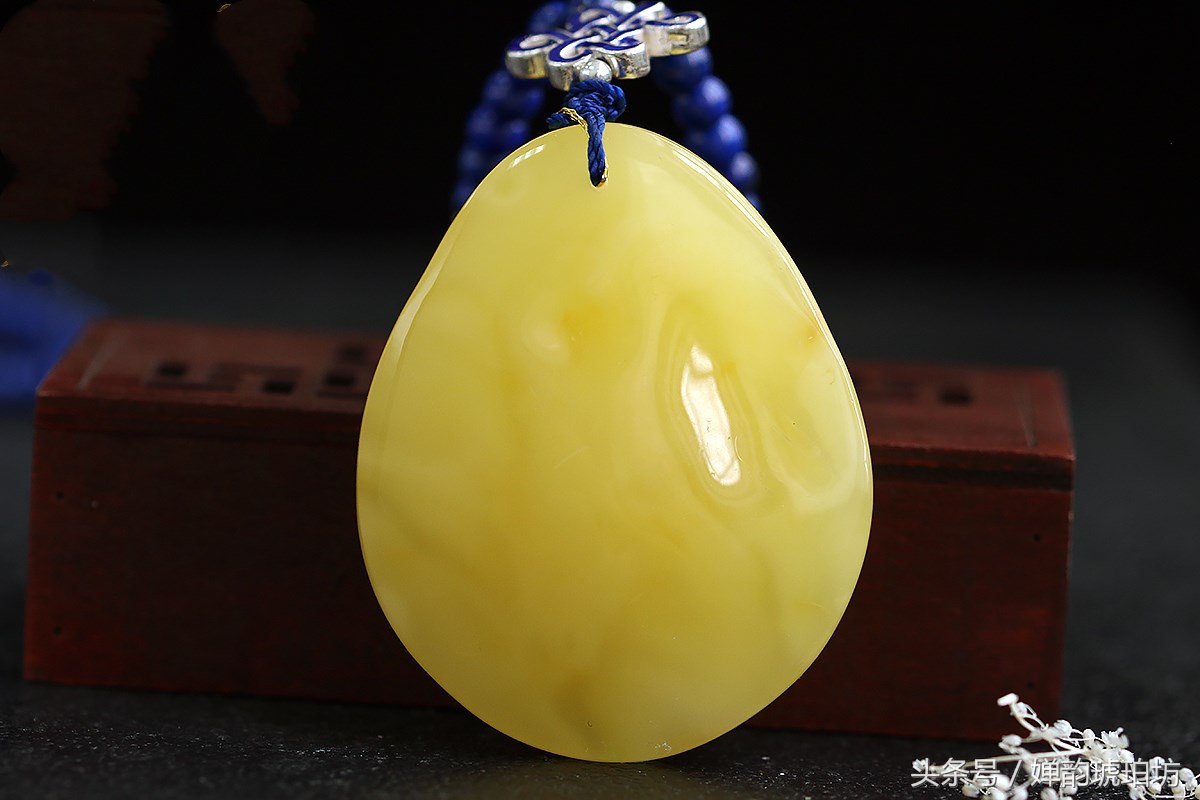 冬天适合佩戴琥珀蜜蜡,戴琥珀蜜蜡有什么好处