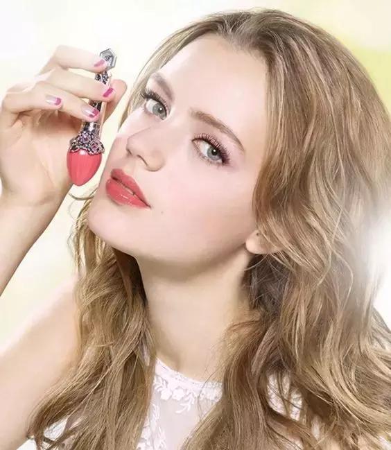 吴昕晒满满一箱的大牌口红，却被何穗一张图秒杀！