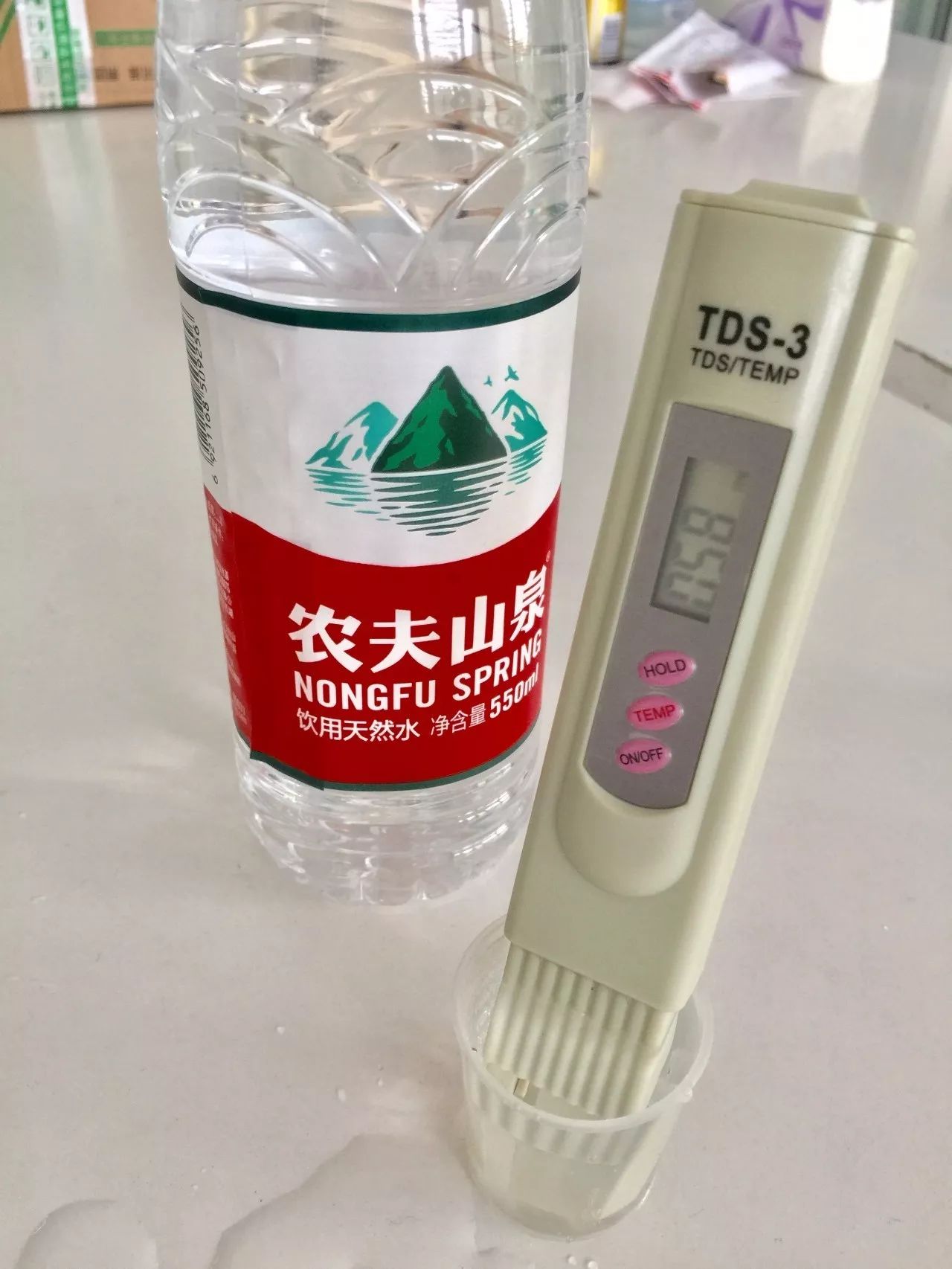 依云矿泉水和农夫山泉哪种好,依云矿泉水跟农夫山泉有啥区别