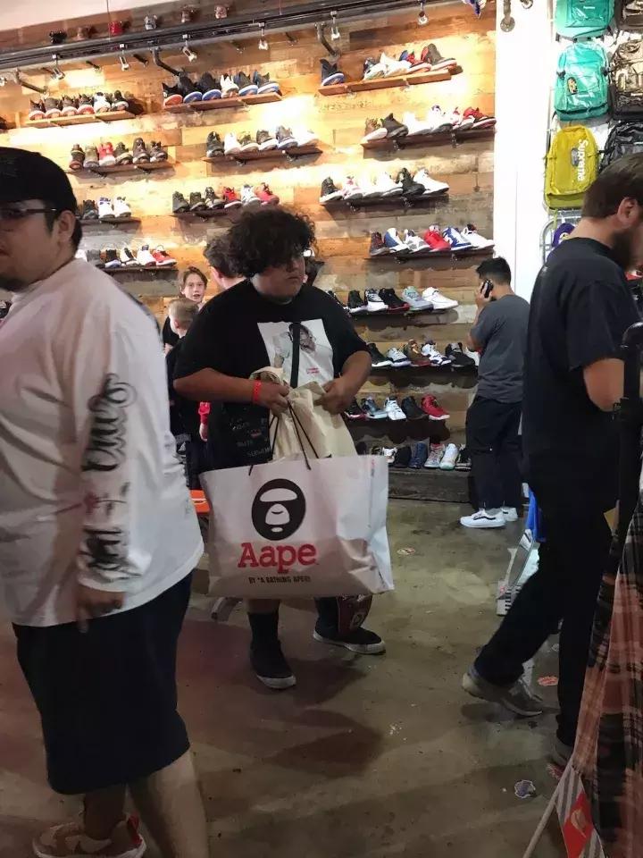 可能你手上的Supreme正是来自美国10几岁排队*党**！