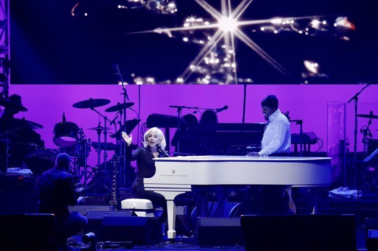 端庄也能很时尚，女神卡卡被粉丝封「最潮干妈」