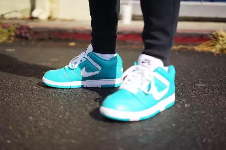 可能你手上的Supreme正是来自美国10几岁排队*党**!