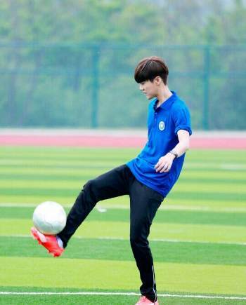 易烊千玺在中戏操场视频,易烊千玺帅气登上舞台